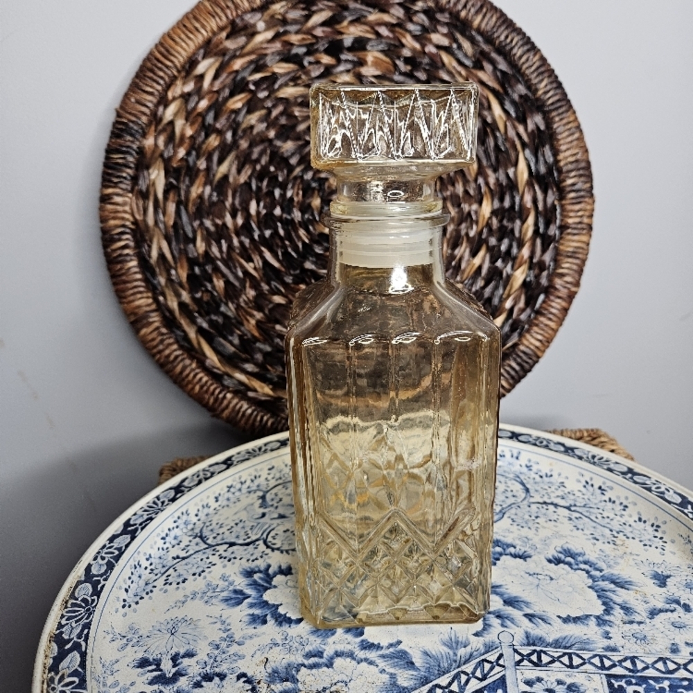 Vintage Whiskey Glass Decanter Diamond Cut Light Amber Color 9.5" - Picture 10 of 10